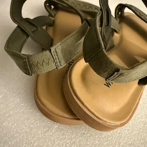 OLIVE GREEN Strappy Comfort Sandals - Size 8.5 - Picture 15 of 15